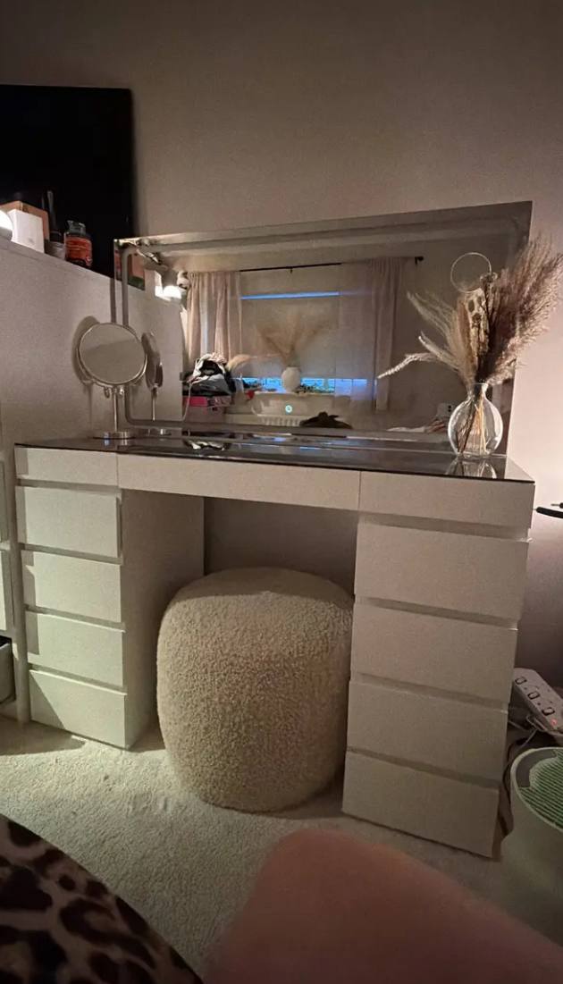 Witte kaptafel met ledspiegel in een sfeervolle slaapkamer